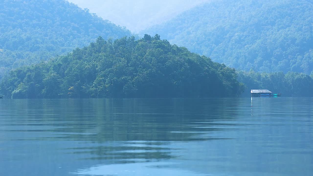 평온한 물은 조용한 산악 풍경을 반영합니다.