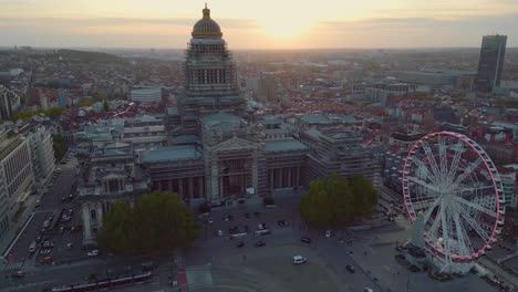 Vista-Aérea-De-Bruselas-Con-El-Palacio-De-Justicia-Al-Frente-Durante-La-Puesta-De-Sol