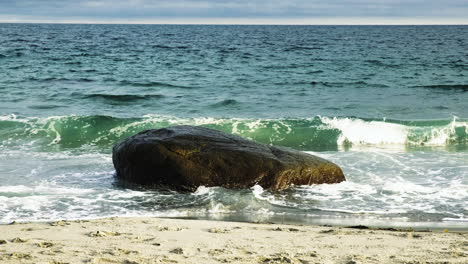 Meereswellen,-Die-Auf-Den-Felsen-Am-Strand-Spritzen