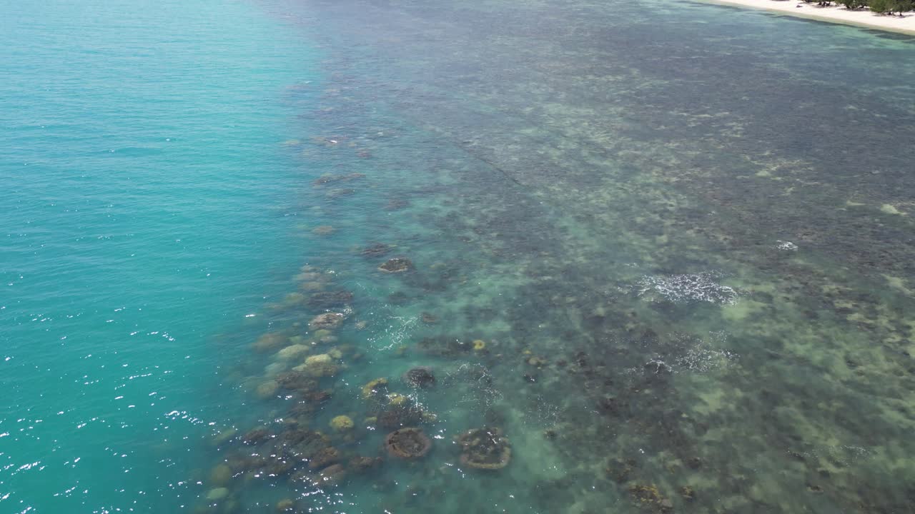 vuelo sobre el arrecife de coral caída al lado de la playa impresionante