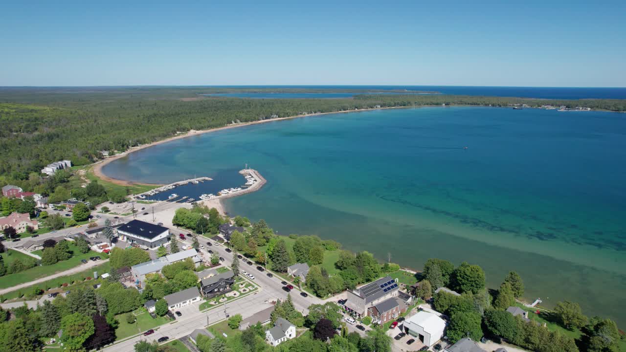 vista aérea de un dron del puerto de bailey en un día soleado de agosto