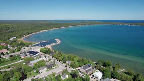 Vista-Aérea-Con-Drones-Del-Puerto-De-Bailey-En-Un-Día-Soleado-De-Agosto