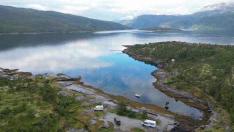 Wohnmobilcamper-Wildcampen-Am-See-In-Norwegen---4k-Luftaufnahme