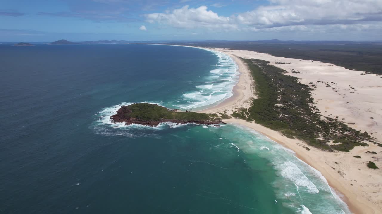 vista aérea sobre el punto oscuro lugar aborigen en el parque nacional de myall lakes, nsw, australia - toma de dron