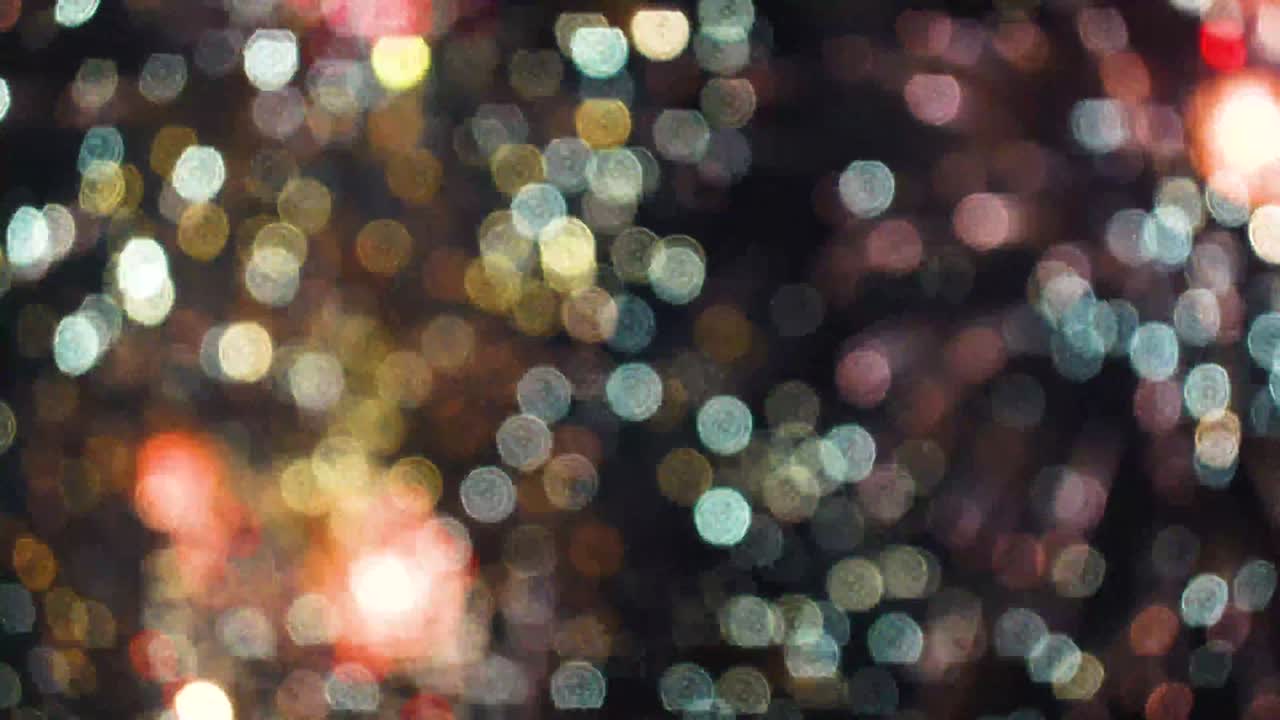 bucle sin costuras de fondo de fuegos artificiales reales. borrón abstracto de fuegos artificiales dorados brillantes reales con luces bokeh en el cielo nocturno. espectáculo de fuelos artificiales brillantes. celebración de fuegos nucleares de la víspera de año nuevo