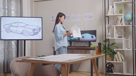 mujer diseñadora de automóviles en casa