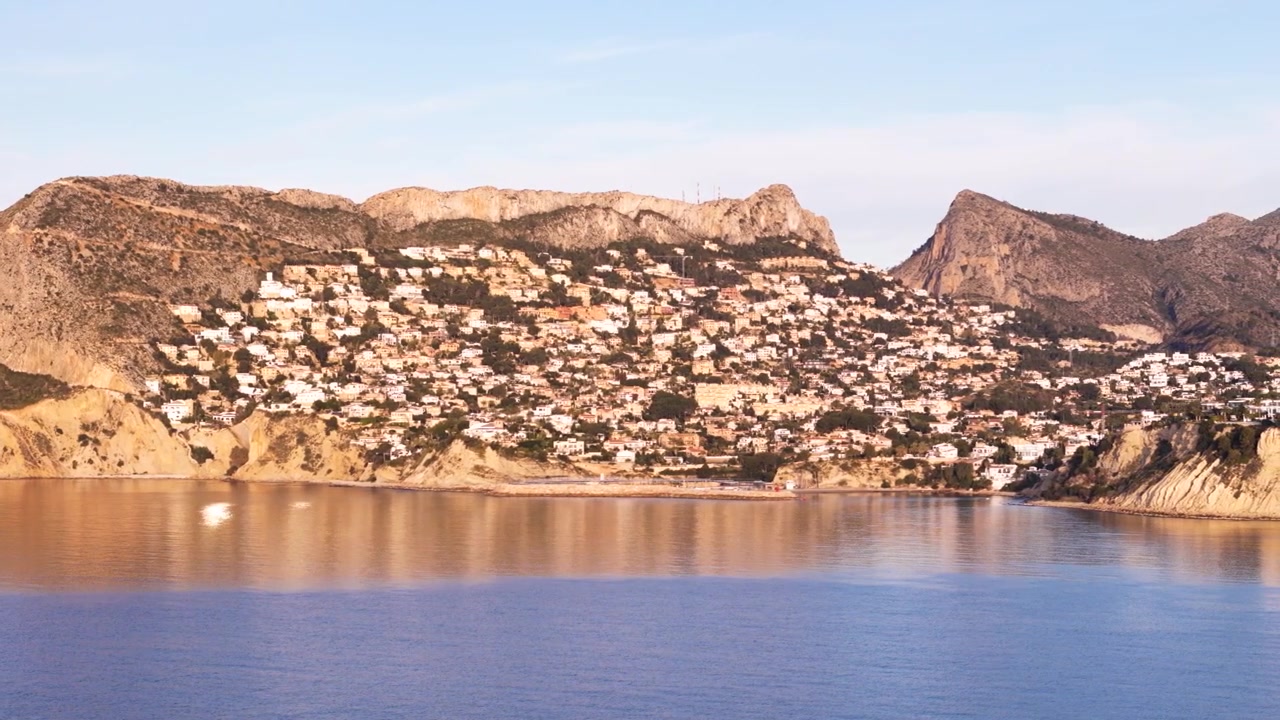 スペインの海沿いの丘に家々が並ぶ風光明媚な村。