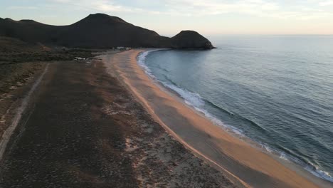 Luftaufnahme-Der-Wüste-Von-Todos-Santos-Baja-California-Sur-Mexico-Und-Des-Einsamen-Strandes-An-Der-Pazifikküste