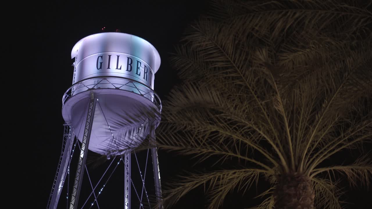 torre de agua espectáculo de luces de navidad detrás de la palmera | gilbert, az torre de agua