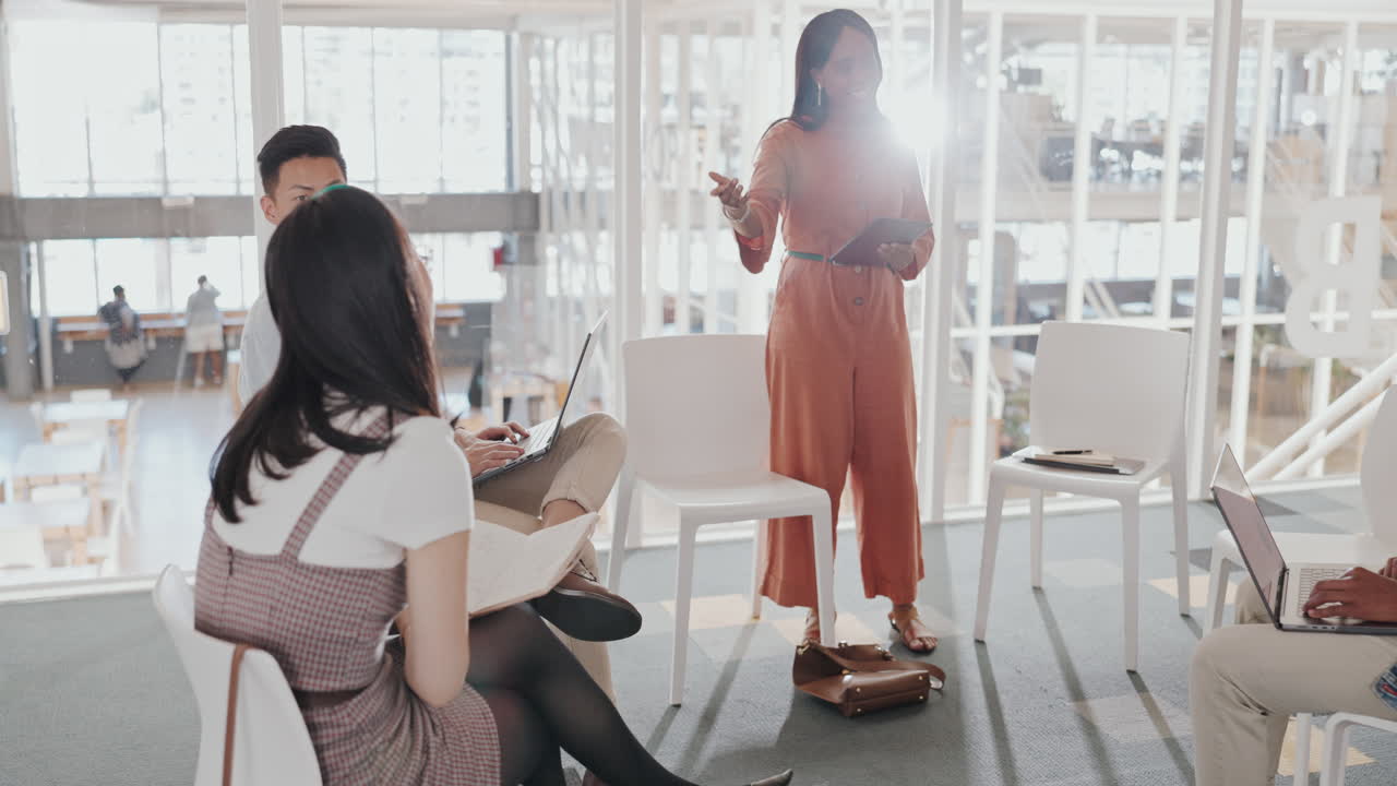 현대적인 사무실에서 비즈니스 회의 또는 프레젠테이션