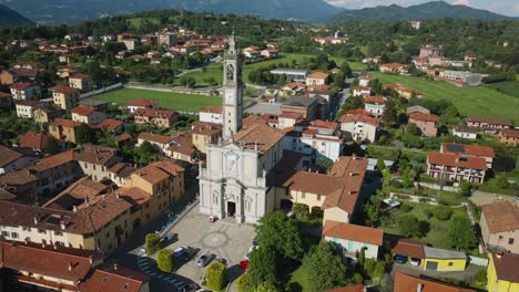 Campanario-De-Pagnano,-Un-Pintoresco-Pueblo-Italiano-Antiguo,-Pequeño-Pueblo-Ubicado-En-Lombardía,-Bérgamo