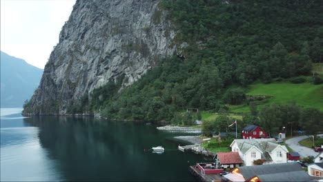 Drohnenaufnahmen-Des-Dorfes-Undredal,-Das-In-Einem-Fjord-In-Norwegen-Liegt