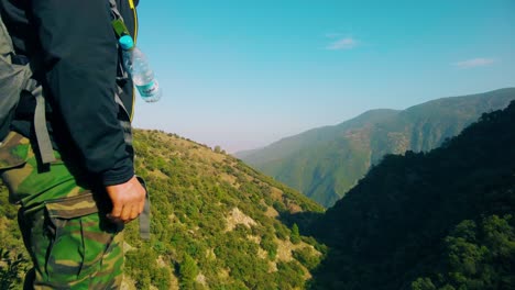 Wanderer-Blickt-Auf-Die-Berge-Im-Algerischen-Atlas