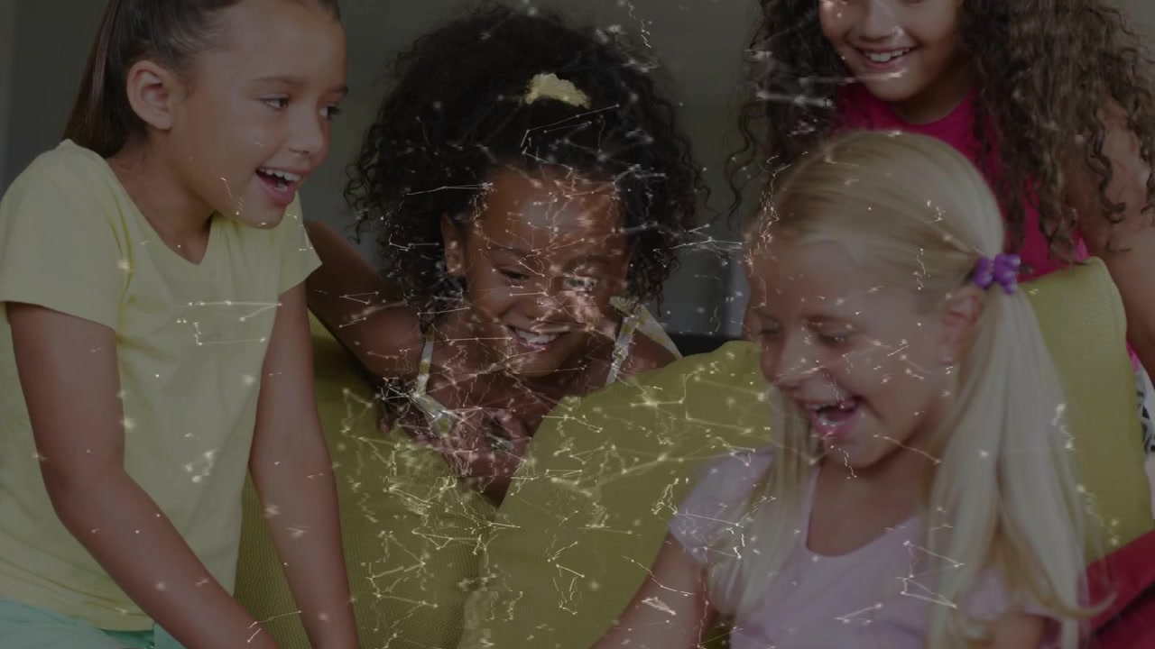 Quatro meninas alcançando um tablet no sofá, inclinando-se e apontando, com nós se sobrepondo à cena para aprendizado.