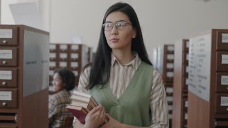 mujer en una biblioteca