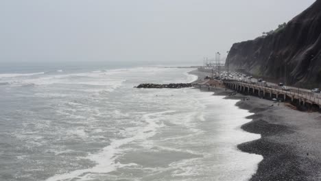 Miraflores-Grüne-Küste-Klippen--Und-Strandpfanne-Links---Drohne-Uhd