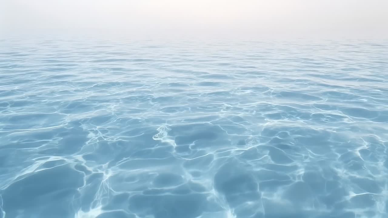 Superficie dell'acqua scintillante che mostra leggere increspature e riflessi mutevoli in mare con la luce del giorno che cambia