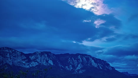 Timelapse-Nocturno-De-La-Luna-Llena-Moviéndose-A-Lo-Largo-De-Una-Cadena-Montañosa