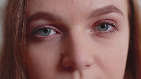 Close-up-Macro-Retrato-De-Belleza-Joven-Hermosa-Mujer-Ojos,-Modelo-Sonriente-Mirando-A-La-Cámara