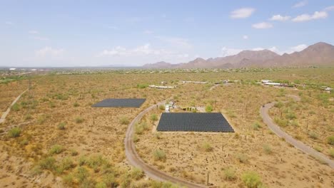 aéreo desde una distancia descenso de drones sobre una serie de paneles solares en el desierto de sonora cerca de taliesin west, scottsdale, concepto de arizona: medio ambiente, energía alternativa, energía solar