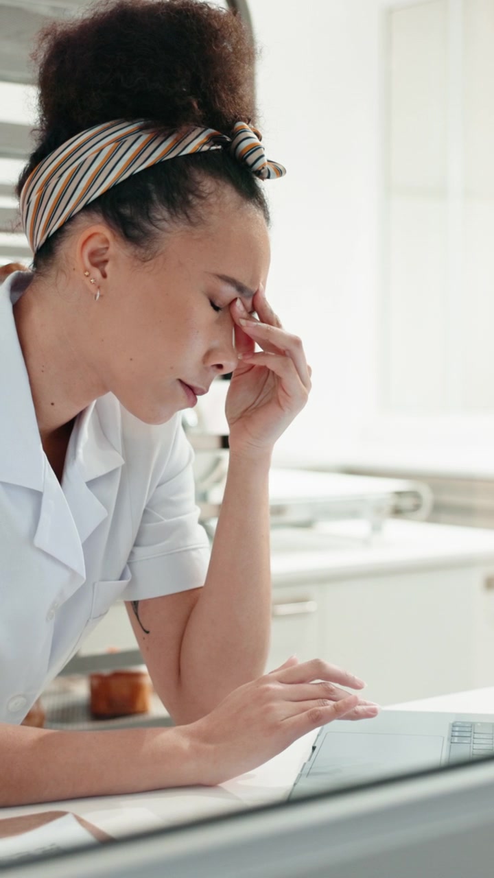 Professionista donna stressata al lavoro su laptop in laboratorio