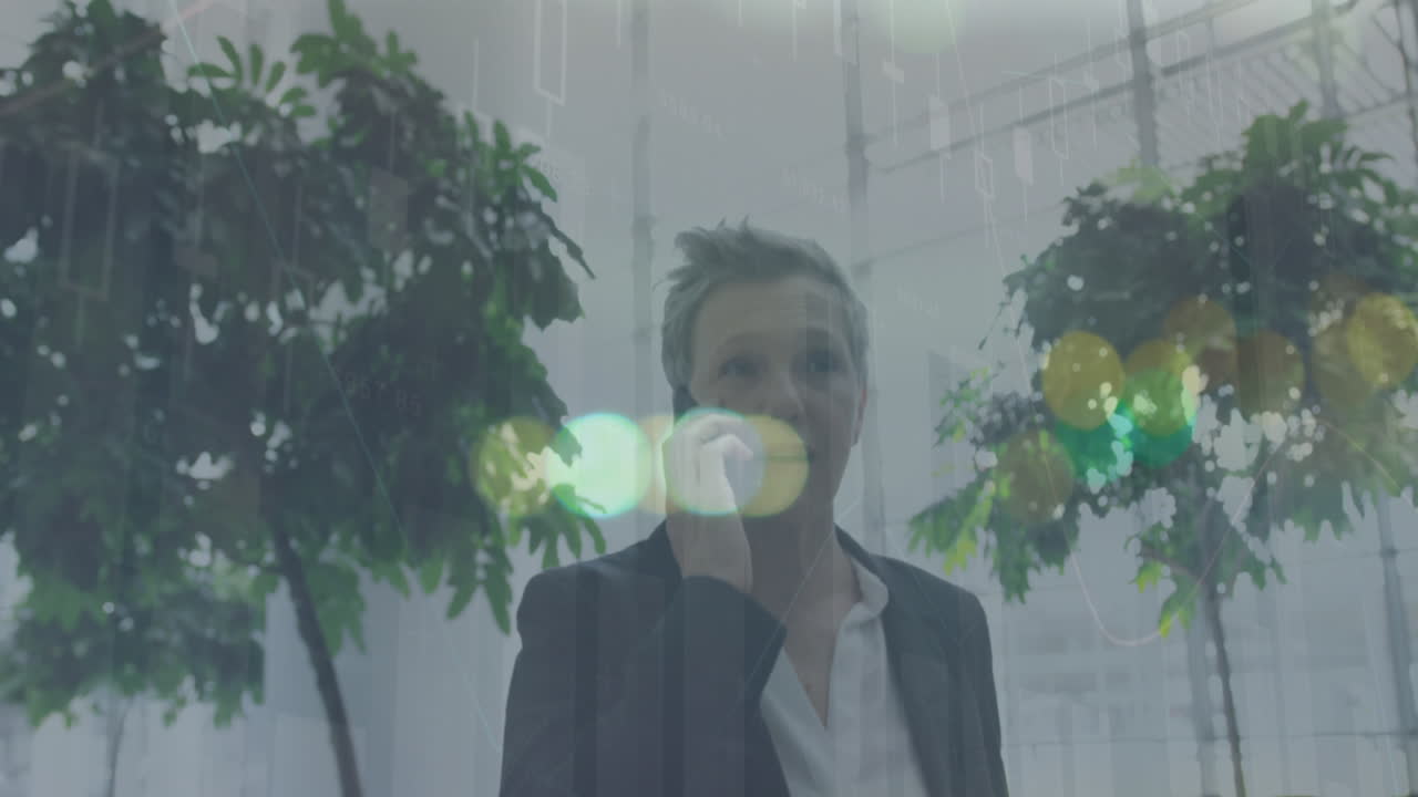 animación de datos financieros sobre mujer de negocios caucásica usando teléfono inteligente en la oficina