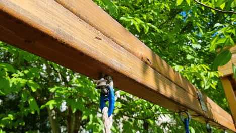 Montaje-De-Cuerda-Y-Anillo-De-Metal-Roto-Sobre-Madera-De-Madera-De-Un-Columpio-De-Jardín