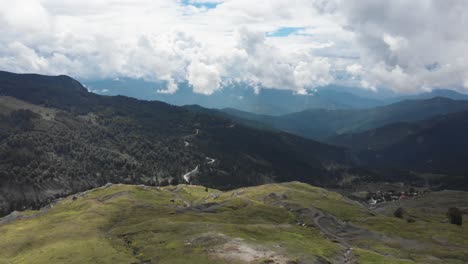 Establecimiento-Drone-Toma-Amplia-Video-Montaña-Gramos-Grecia-Día-De-Verano