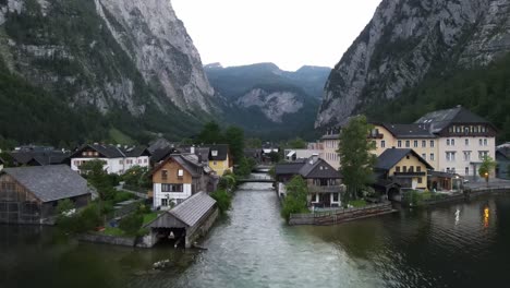 Vista-Aérea-Del-Atardecer-Del-Lago-Hallstatt-En-Austria-Con-Montañas