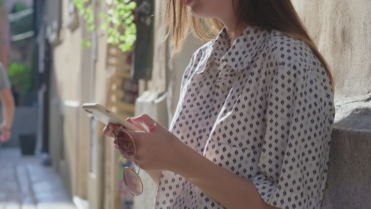 mujer usando el teléfono en la calle de la ciudad