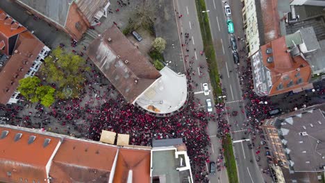 vista aérea giratoria del ojo de los pájaros: público y fanáticos del club de fútbol fck reunidos en los bares de la ciudad vieja