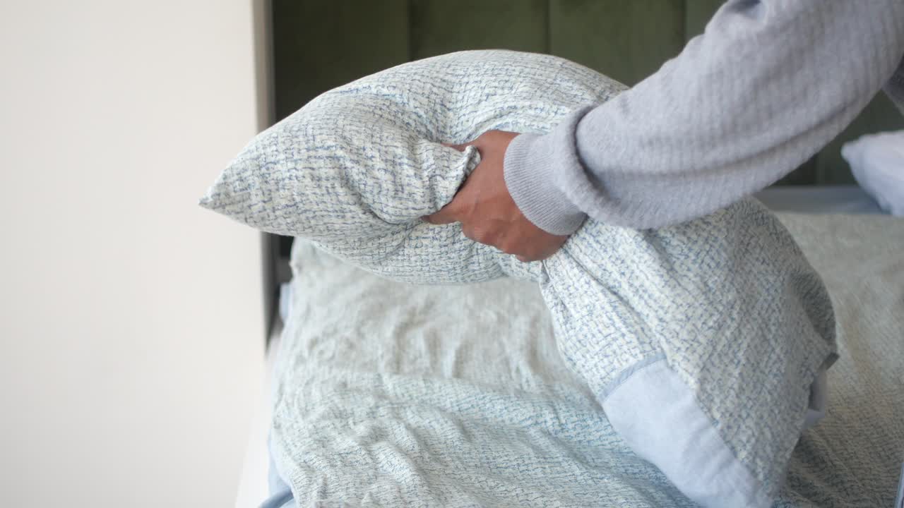 사람은 아침에 침대를 습니다.