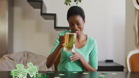 Feliz-Mujer-Afroamericana-Haciendo-Videollamada,-Bebiendo-Cerveza