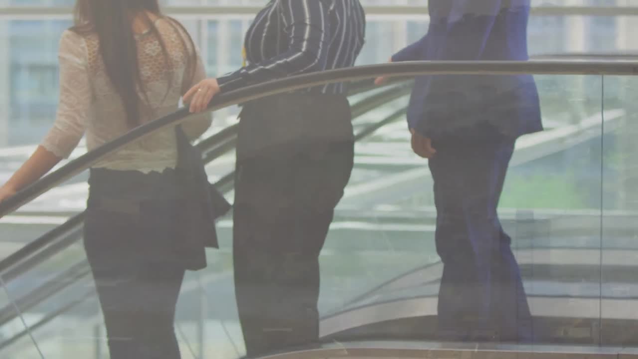 hombres y mujeres de negocios diversos usando escaleras mecánicas, sobre el paisaje urbano