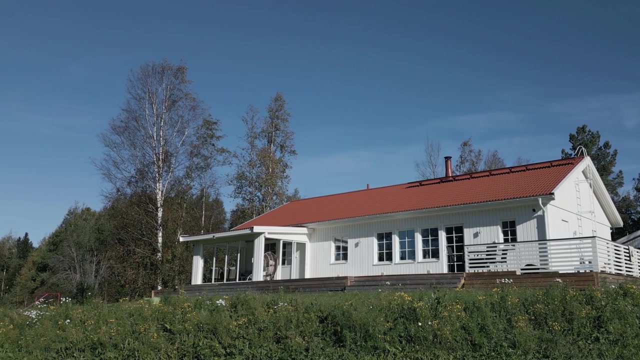 Tradisjonelt moderne trehus om sommeren, dolly-opptak.