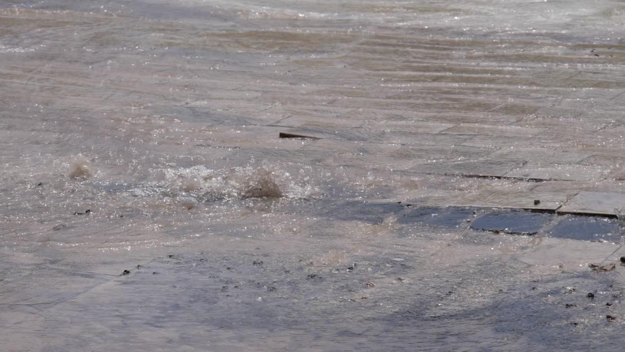 180fps 슬로우 모션으로 공공 포장 도로에서 파이프 파열