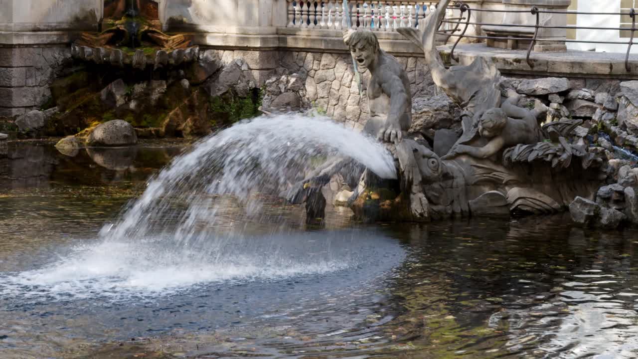 듀셀도르프 시내 운하에 있는 물 분수