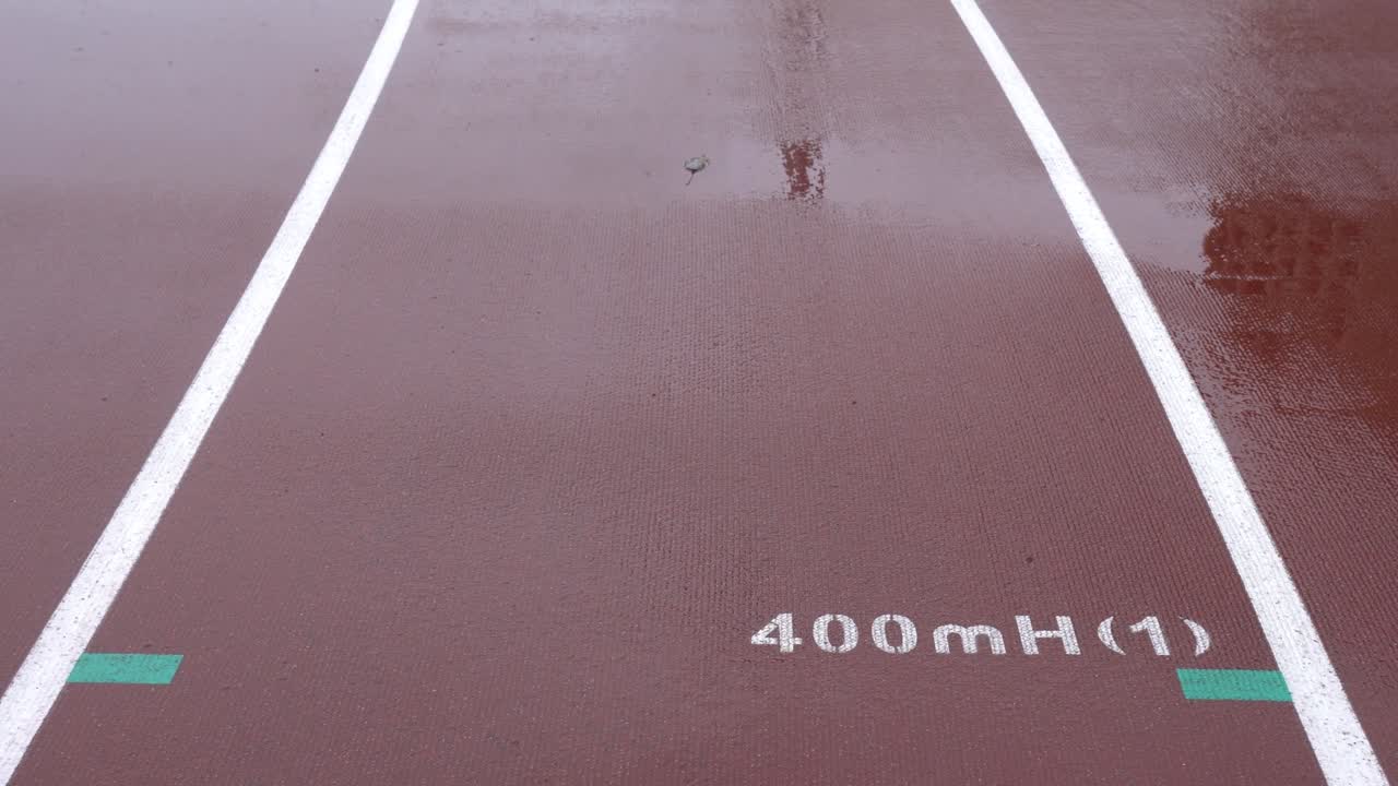 Pista di atletica nello stadio. Il terreno segna 400m ostacoli (1).