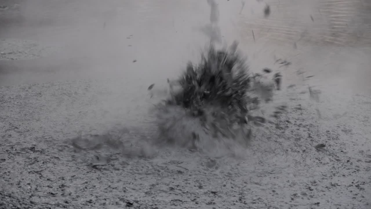 뉴질랜드의 뜨거운 진흙 웅덩이 표면에 점점 커지는 거품의 극단적인 클로즈업