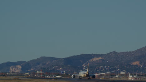 boeing 787 dreamliner taking off