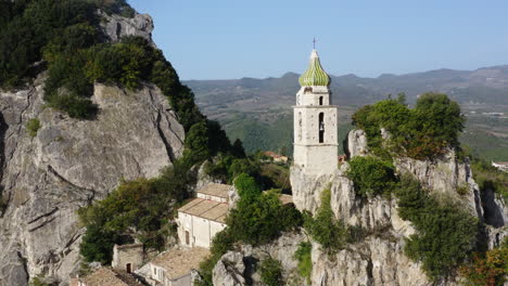 estrecha órbita aérea alrededor de la iglesia románica de san silvestro en bagnoli del trigno en la región de molise en italia, 4k