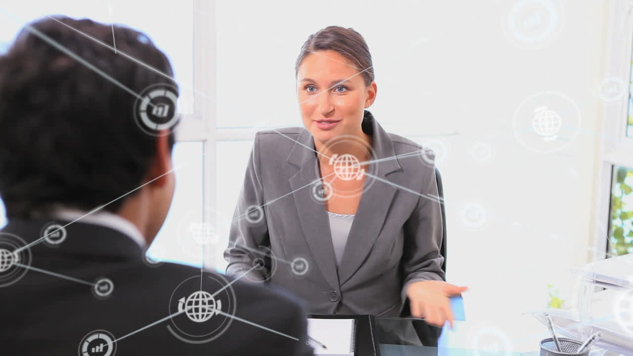 animación de una red de iconos digitales sobre diversos hombres y mujeres de negocios estrechando la mano.
