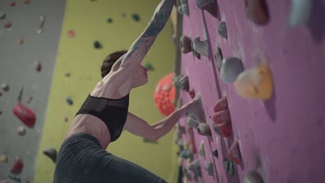 mujer escalando rocas