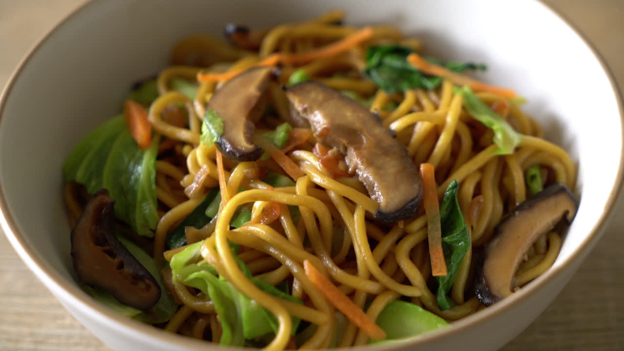 fideos yakisoba salteados con vegetales
