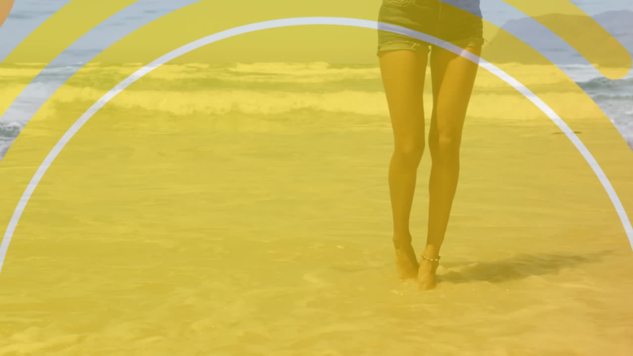 анимация афроамериканской женщины на пляже у моря над белыми арками и желтым оттенком.