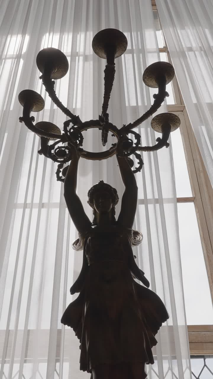 candelabro de escultura de bronce antiguo