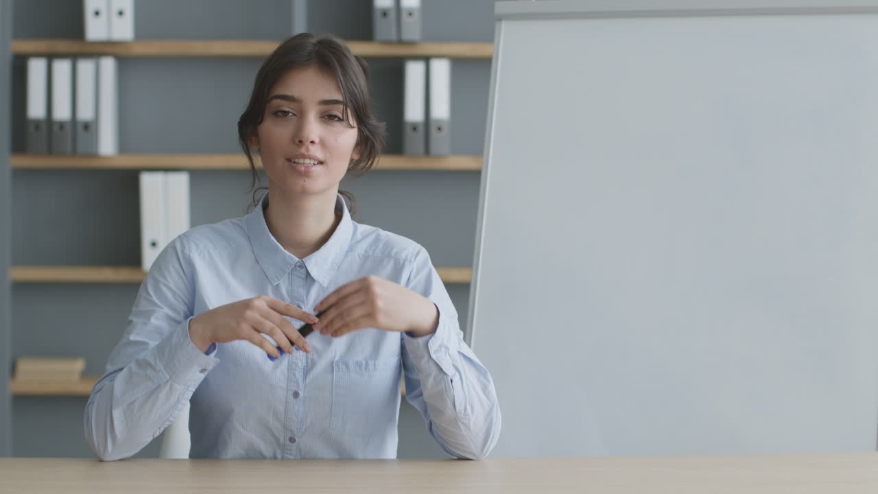 mujer haciendo una presentación en una oficina