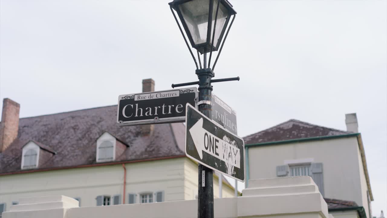 뉴올리언스의 프렌치 터에 있는 거리 표지판의 모습