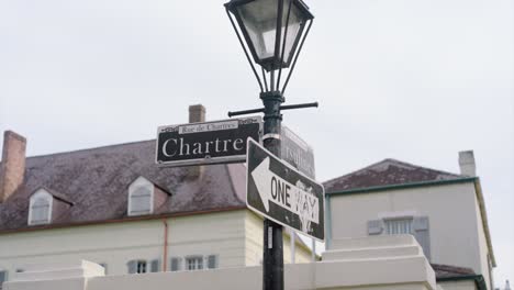 Vista-Del-Cartel-De-La-Calle-En-El-Barrio-Francés-De-Nueva-Orleans.