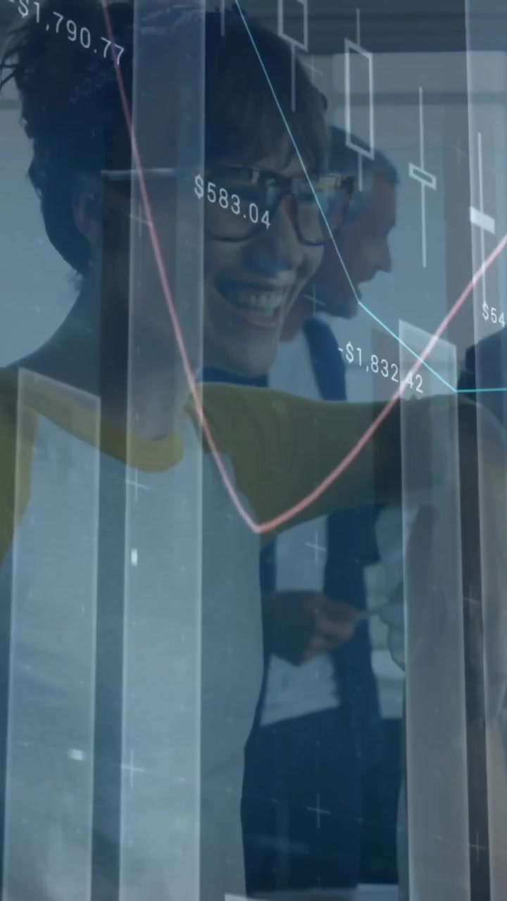 Animazione dell'elaborazione dei dati finanziari su diversi uomini d'affari in ufficio